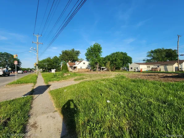15 Mile Rd, Clinton Township, MI 48035