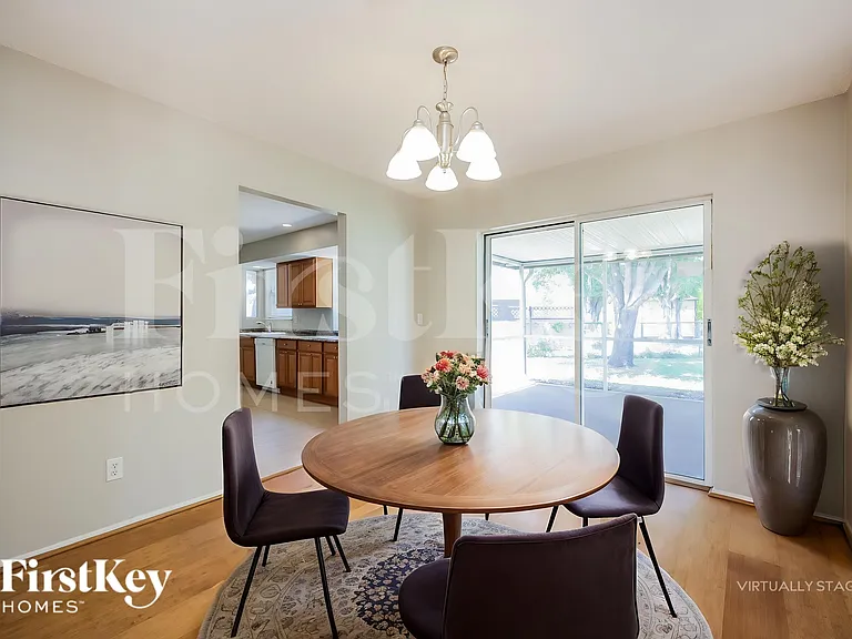 727 SE 9th Pl — Photo 7