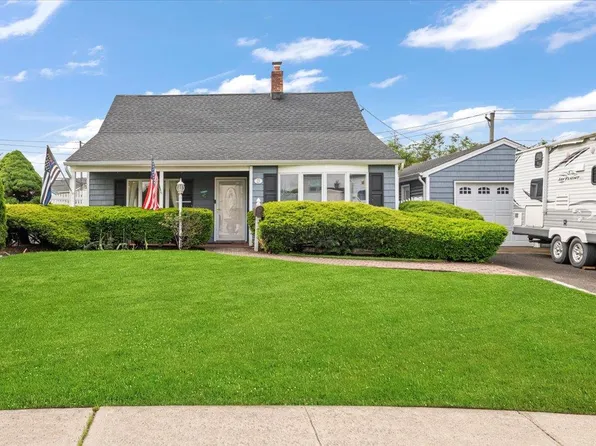 25 Castle Lane, Levittown, NY 11756