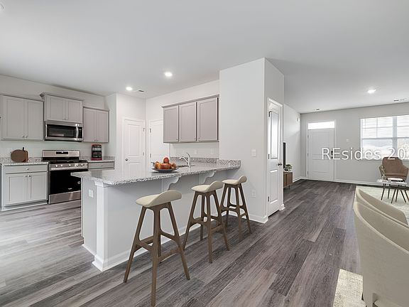 3rd image of 905 Sanctum St