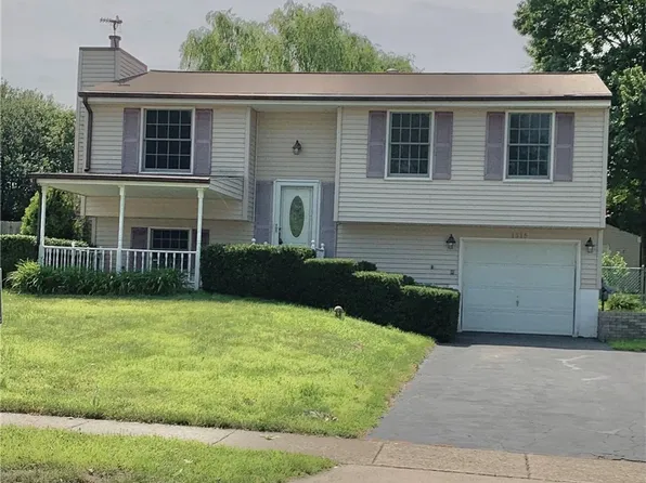 1315 Crescent Dr, Derby, NY 14047