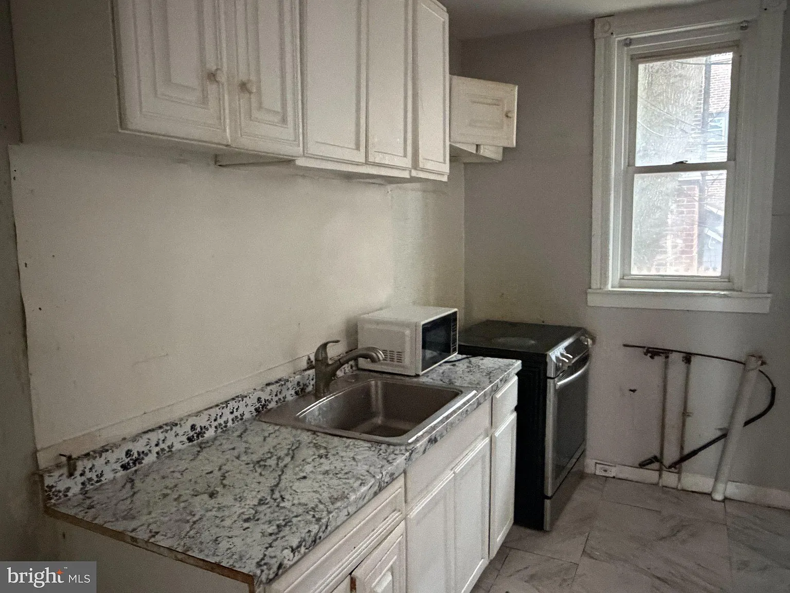 3 bed, 1.0 bath, 1120 sqft, $1,300 — Photo 4
