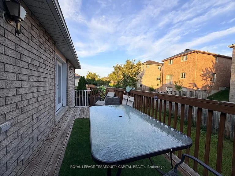225 Country Ln — Photo 16