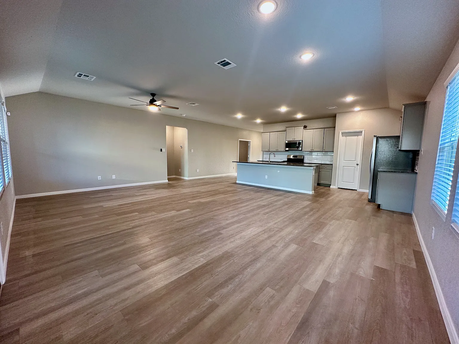 4 bed, 2293 sqft, $2,745 — Photo 3