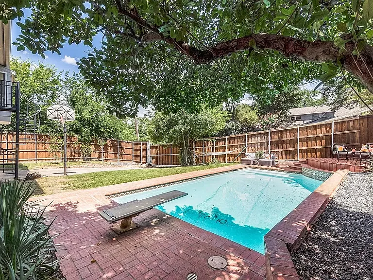 9805 Estate Ln — Photo 2