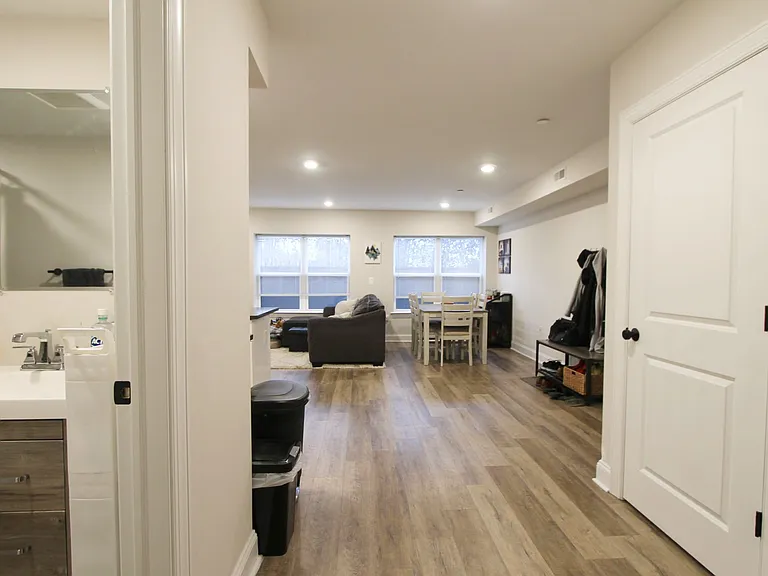 492 Roxborough Ave — Photo 26