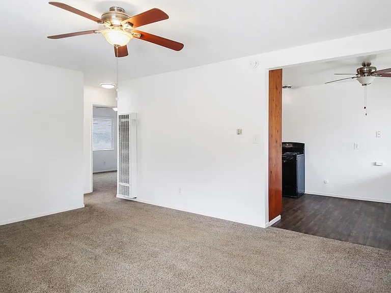 Ocean Beach/Point Loma: 2 BR in Ideal Location w/ 2 Parking Spaces — Photo 2