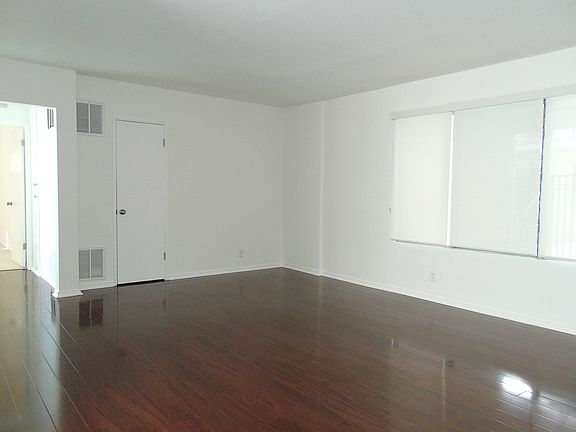 4th image of 221 S Doheny Dr APT 4A
