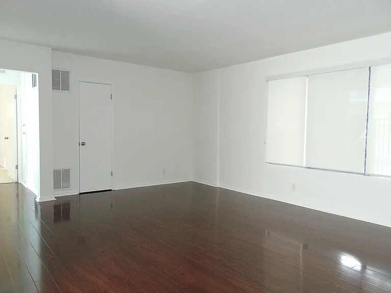 221 S Doheny Drive — Photo 4