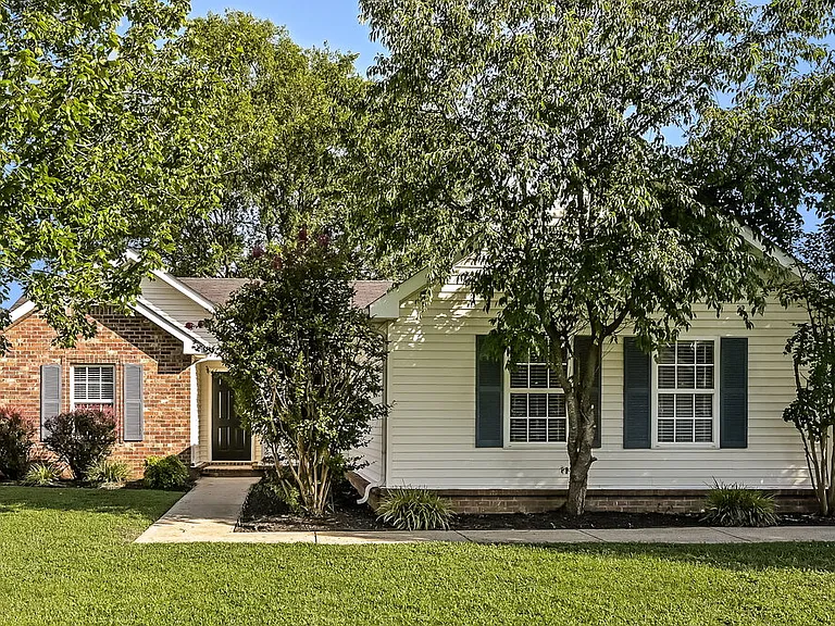 1147 Melvin Dr — Photo 1