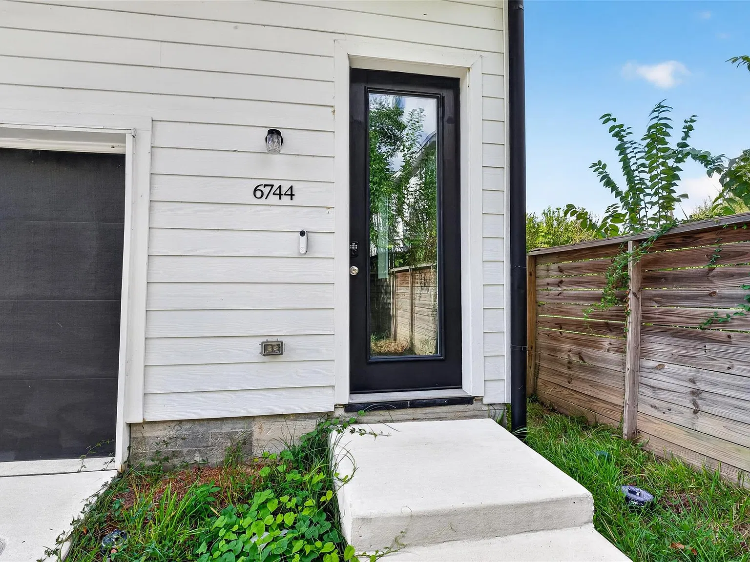3 bed, 3.0 bath, 1815 sqft, $2,700 — Photo 2