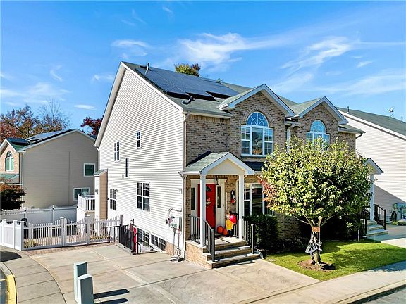 2nd image of 40 Santa Monica Ln