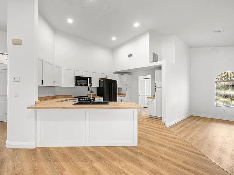 375 N Highview Ave — Photo 23