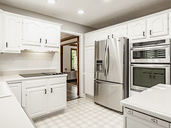 4th image of 9037 Pinecreek Way