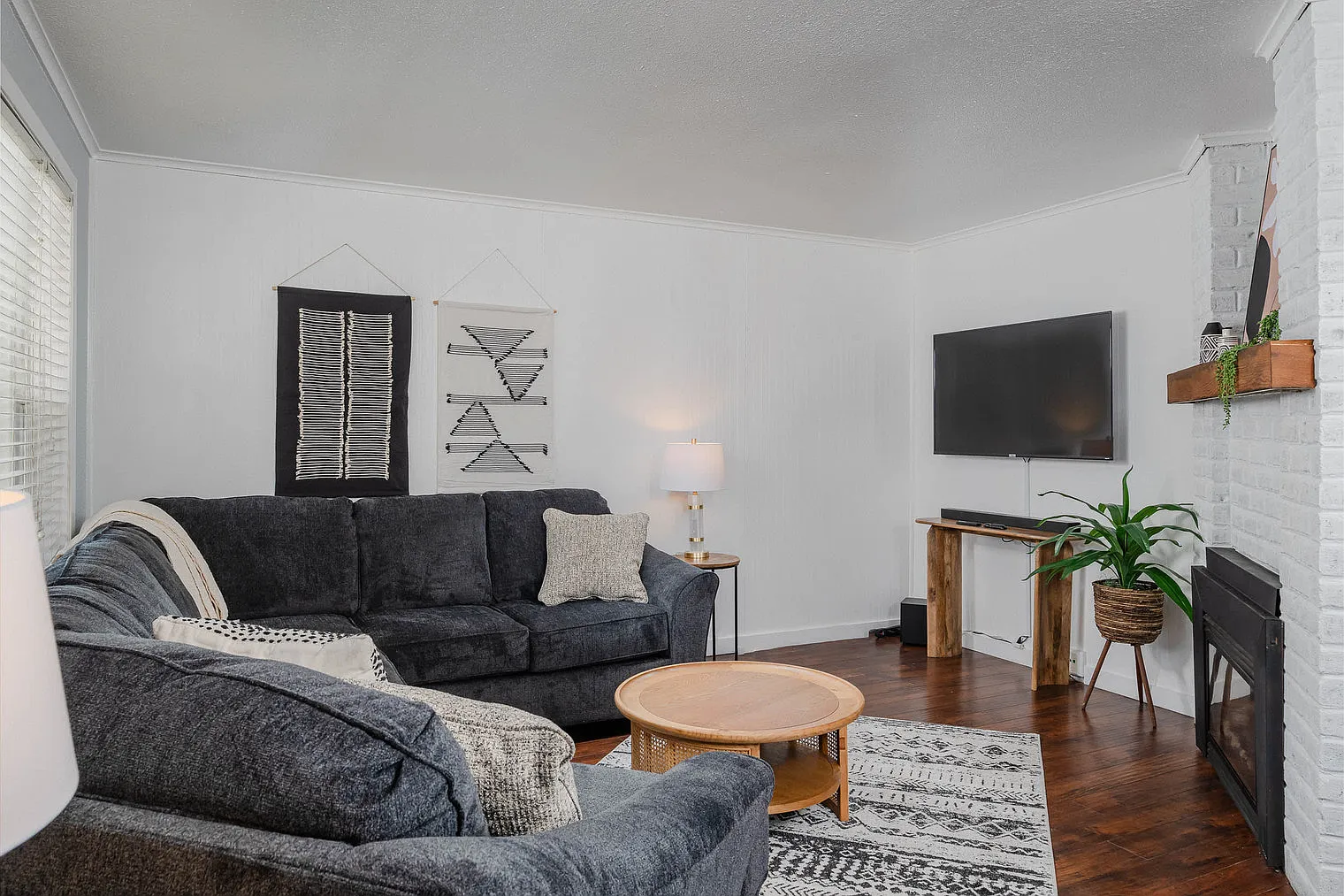 3 bed, 2.0 bath, 1646 sqft, $4,044 — Photo 1