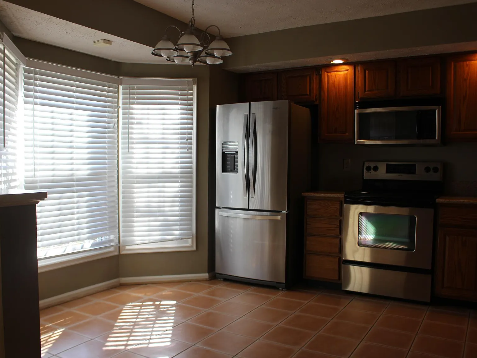 3 bed, 2.5 bath, 2000 sqft, $2,800 — Photo 2