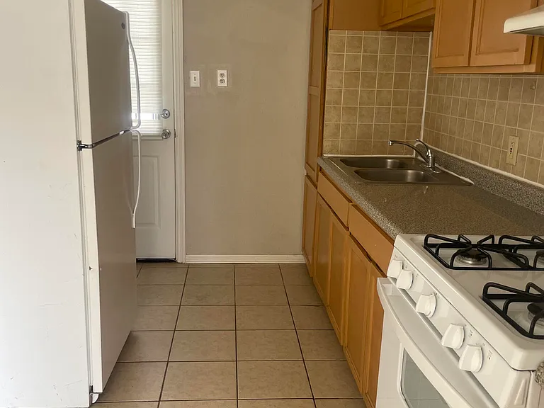 3909 Harrison Ave #6 — Photo 3