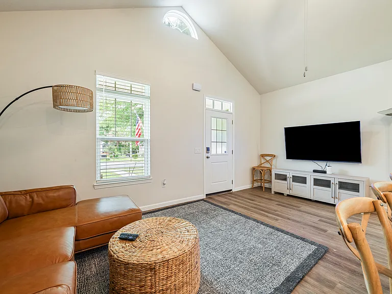 704 W Brainerd St — Photo 3