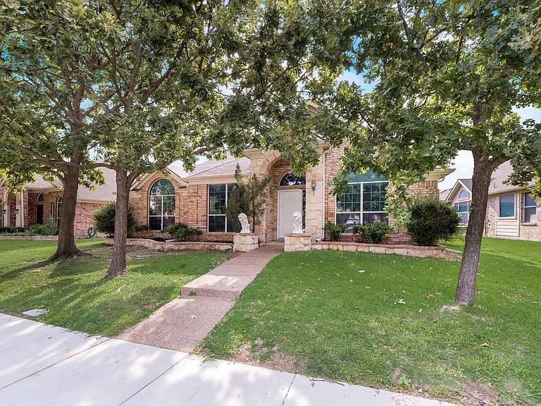 608 Regency Trl — Photo 2