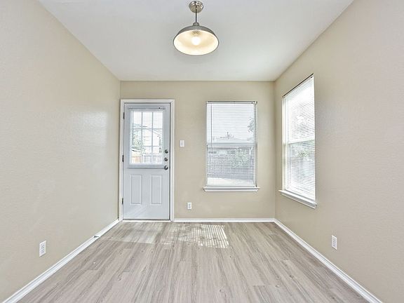 5th image of 207 McCarthur Dr