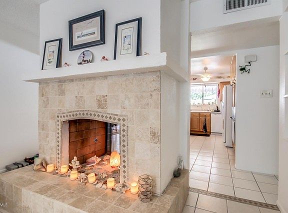 5th image of 610 E Grace Dr