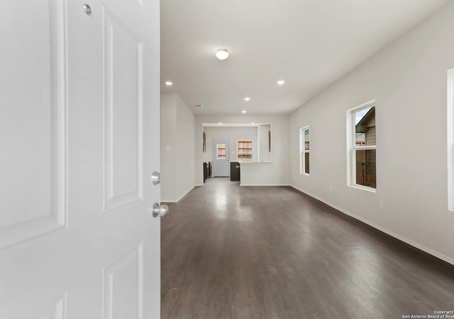 4 bed, 2039 sqft, $2,200 — Photo 3