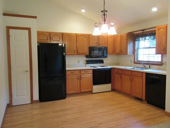 3rd image of 72 Rosewood Ln