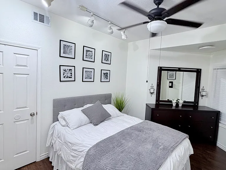 Lakebreeze Ln — Photo 2