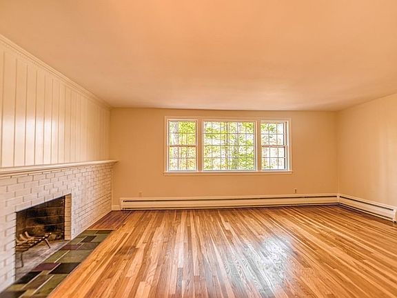 5th image of 39 Hearthstone Dr