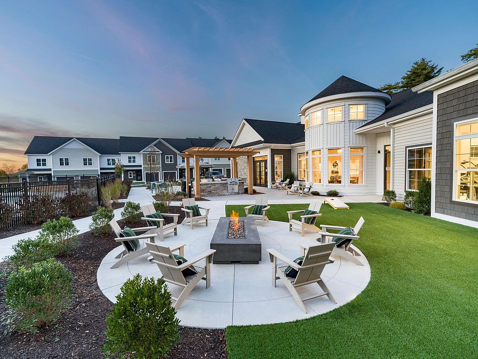 Gather by the fire, grill with neighbors, or unwind under the stars_outdoor moments shine at Modera South Shore.