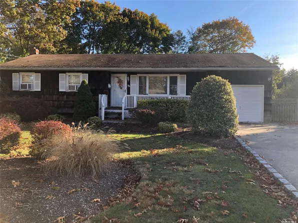 23 Circuit Rd, Bellport, NY 11713