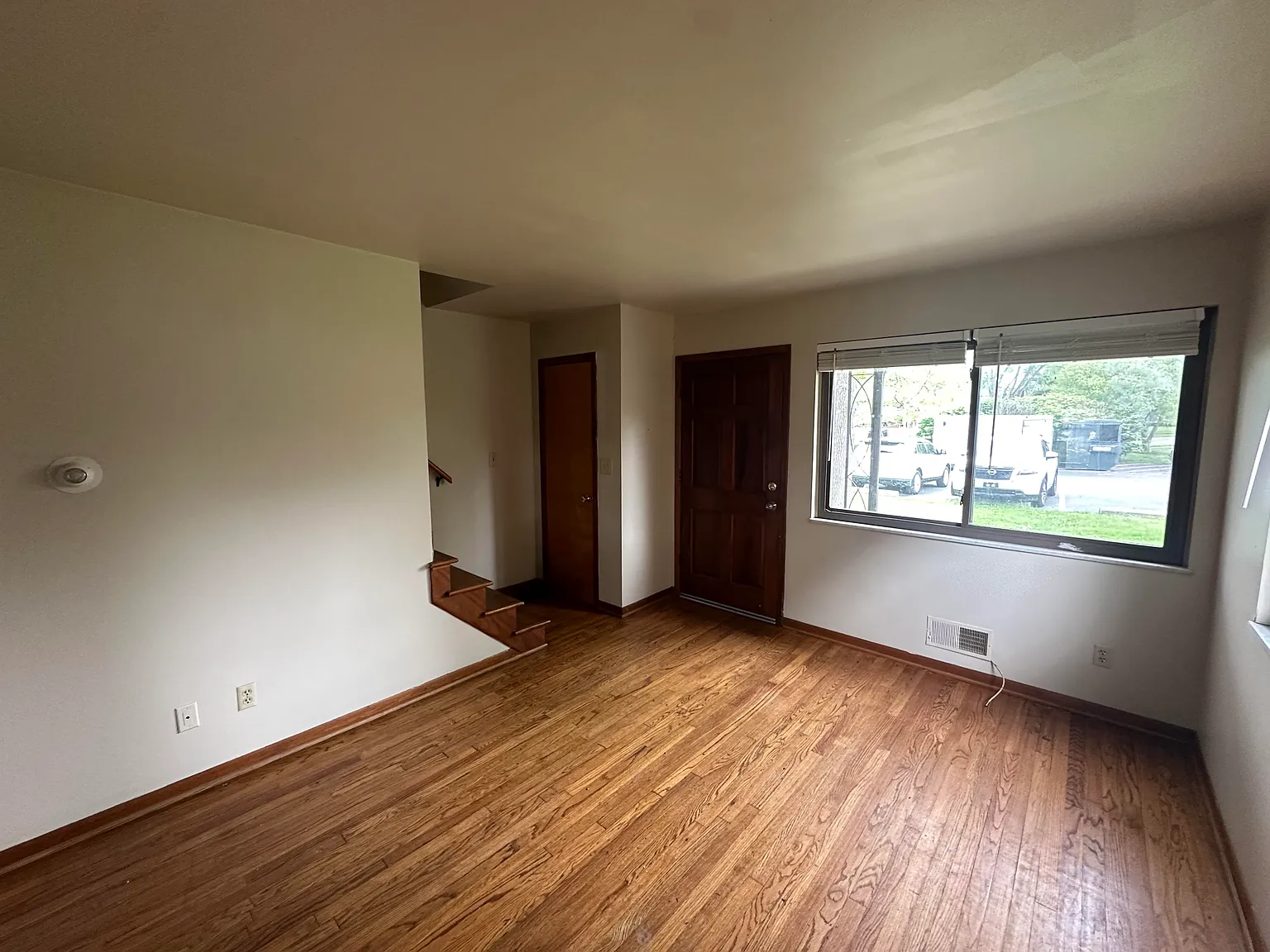 2 bed, 1010 sqft, $1,300 — Photo 3