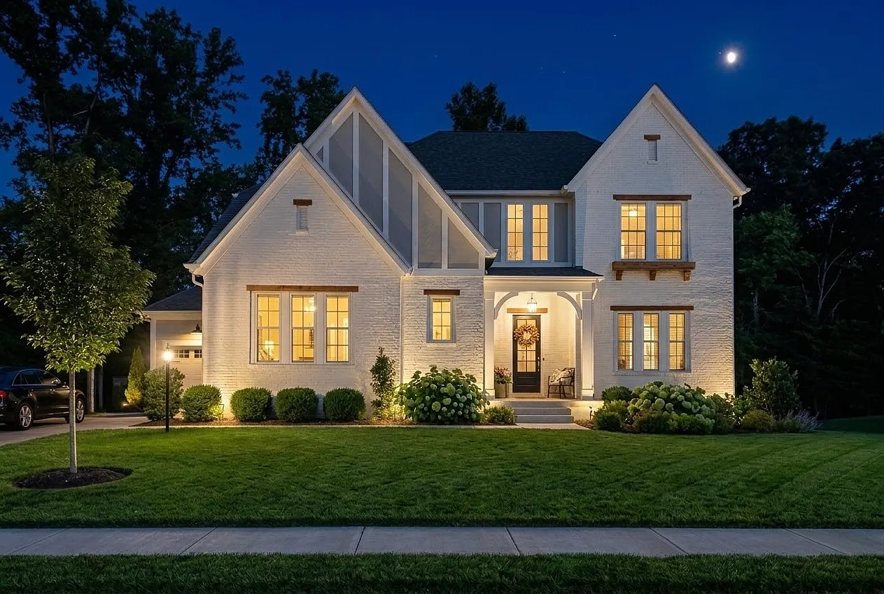 6 bed, 4.5 bath, 5500 sqft, $6,299 — Photo 1