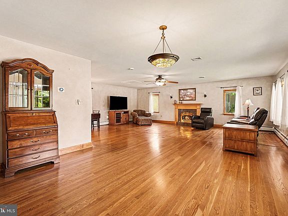 3rd image of 302 Robin Rd