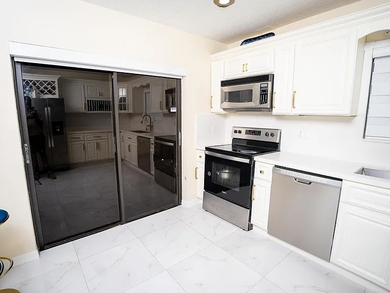 20331 NE 10th Ct — Photo 6