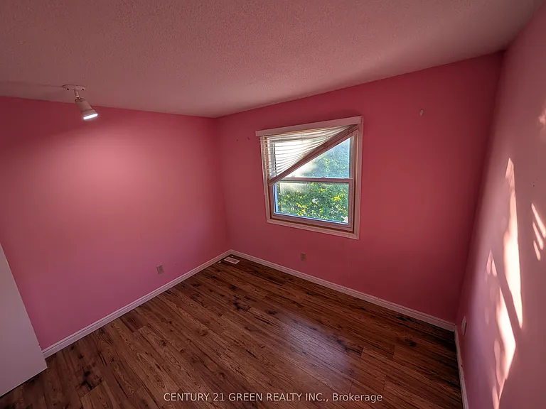 61 Ashley Cres — Photo 32