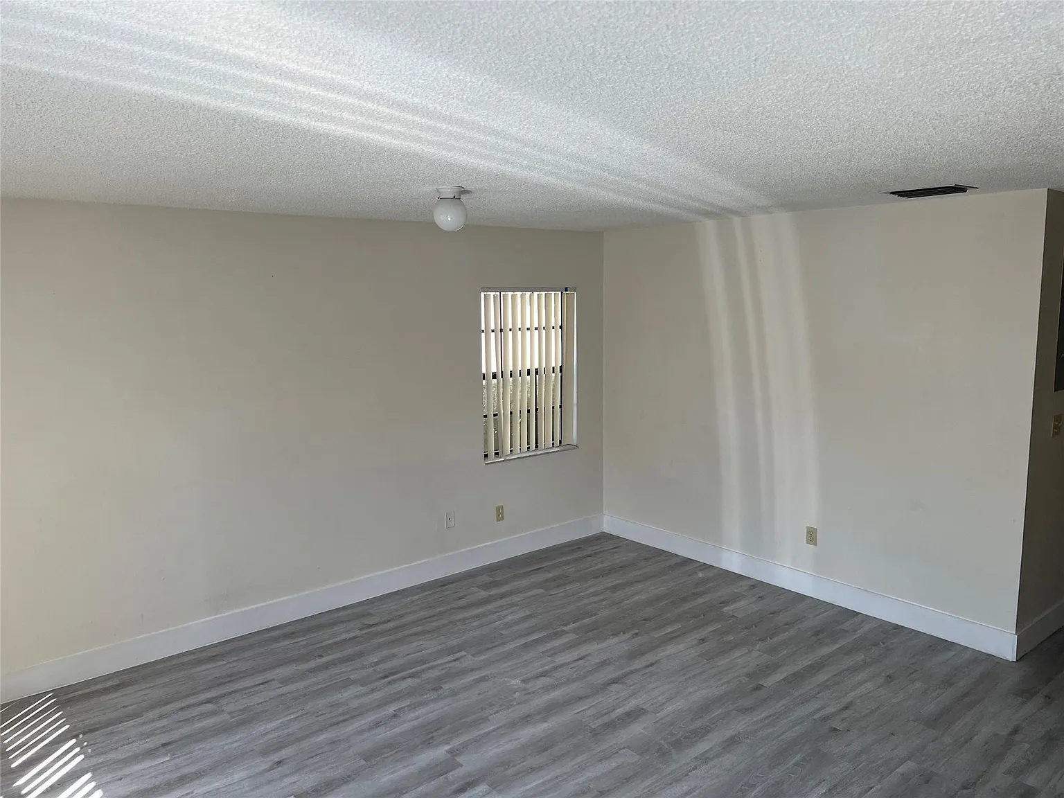 3 bed, 2.5 bath, 1974 sqft, $3,200 — Photo 2