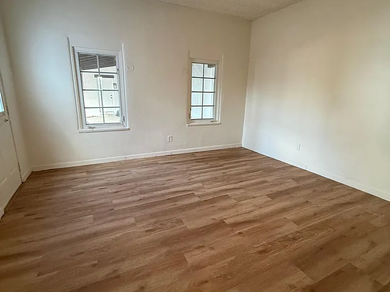 27490 Norwood St — Photo 6