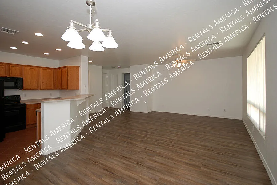Beautiful 4 BR / 2 BA Single-Level Home in Power Ranch! — Photo 3