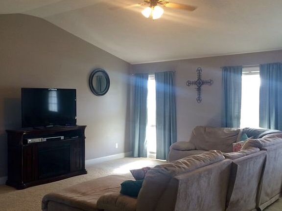 4th image of 221 N Park Dr