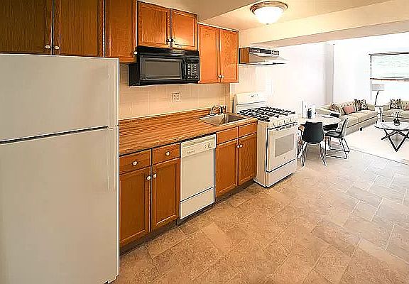 5th image of 211 E 14th St #13
