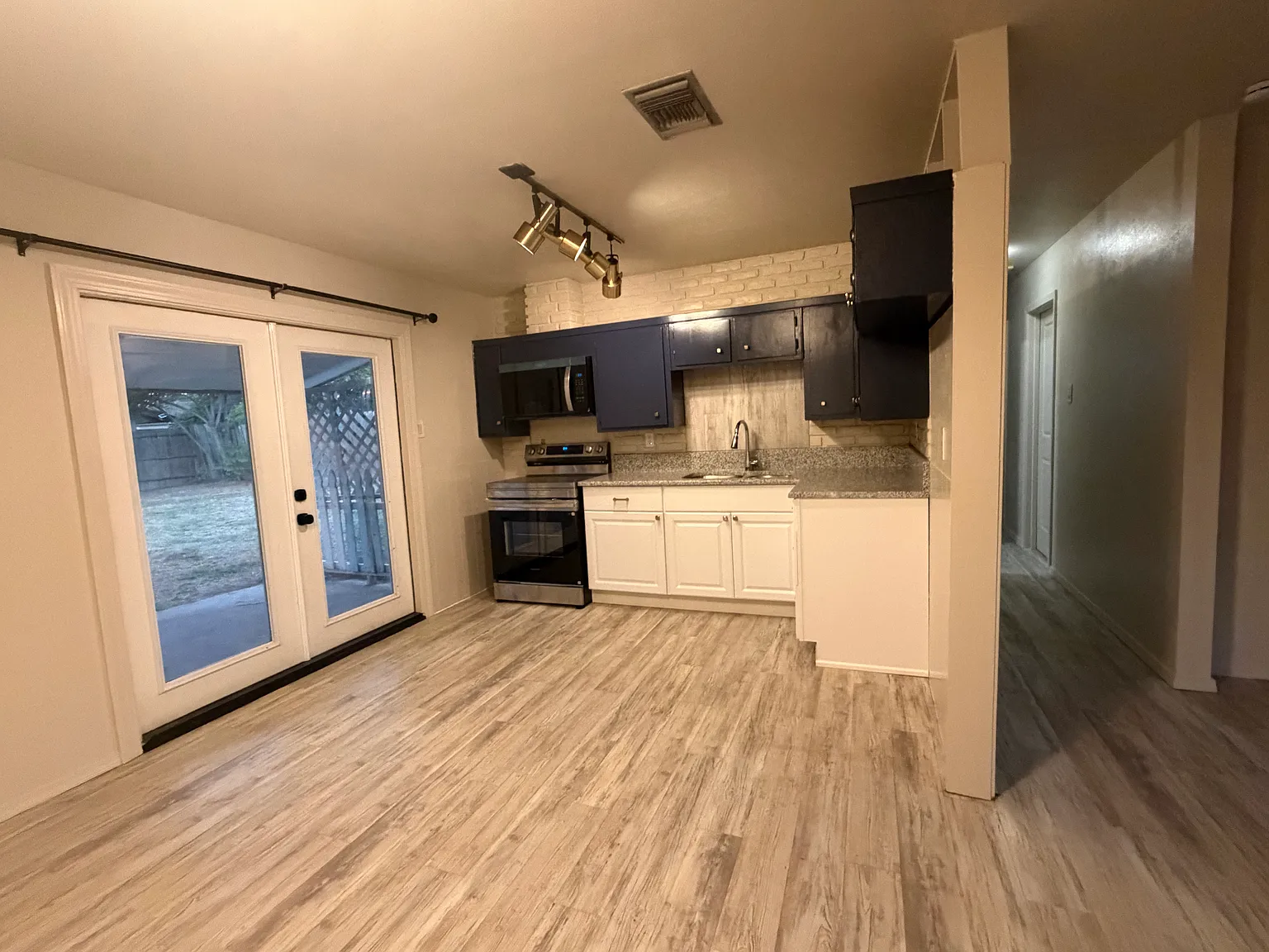3 bed, 962 sqft, $1,475 — Photo 4