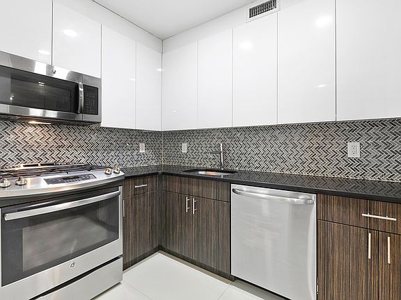 4th image of 116 Central Park S APT 3B