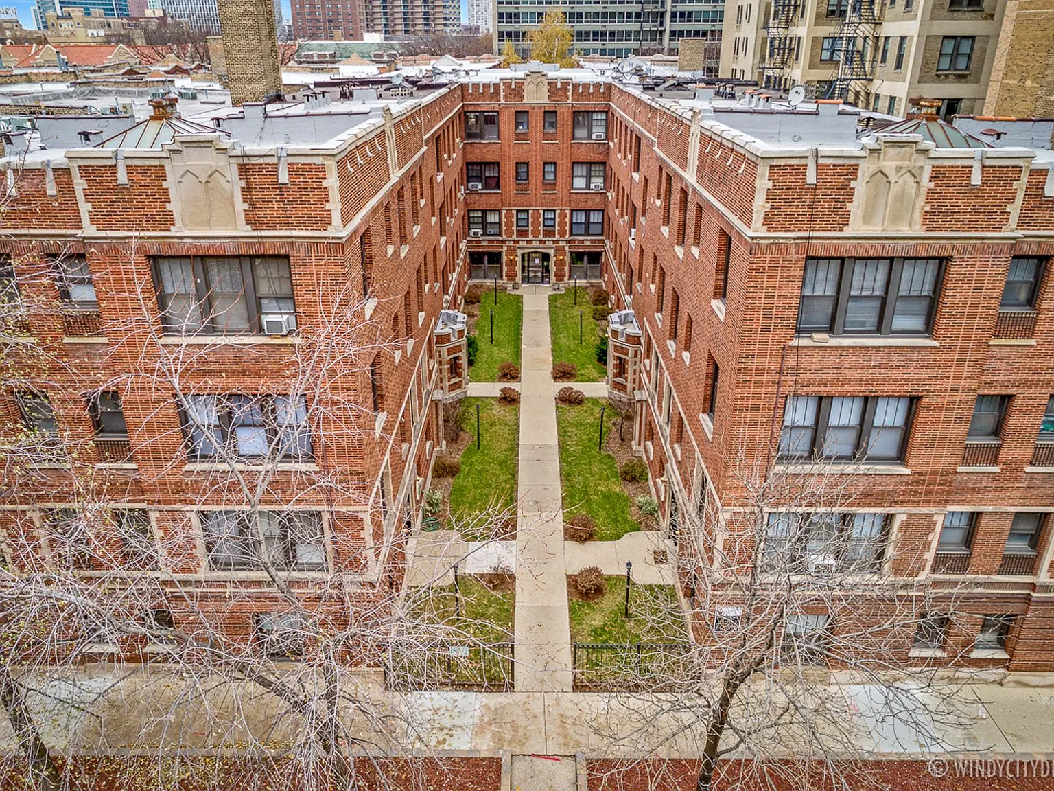 512-20 W. Cornelia — Photo 1