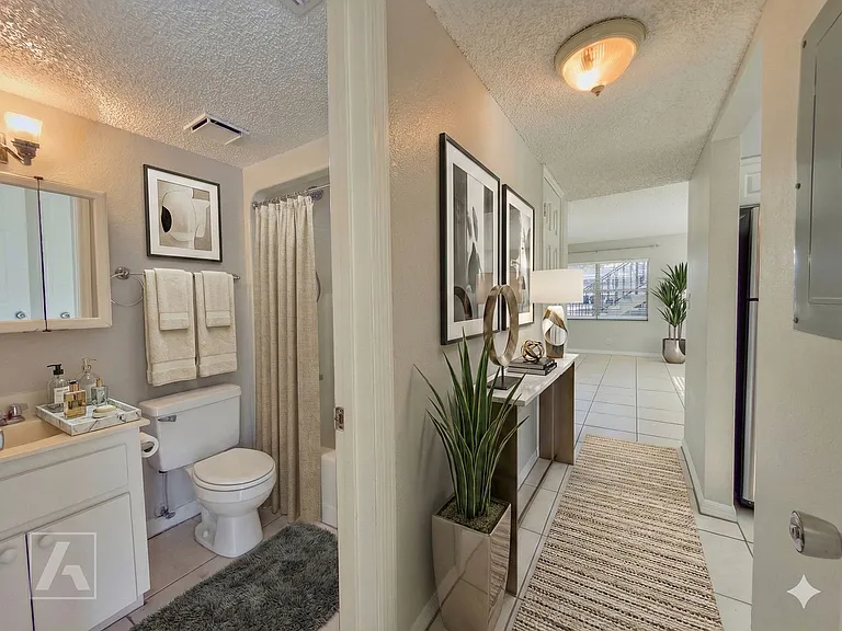 Carriage House Apts — Photo 37