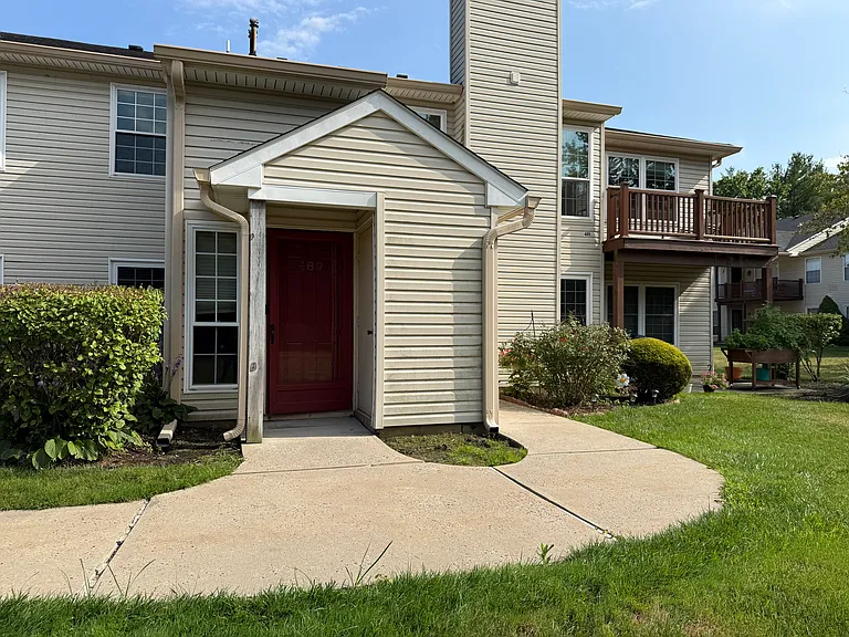 489 Hawthorne Pl — Photo 1
