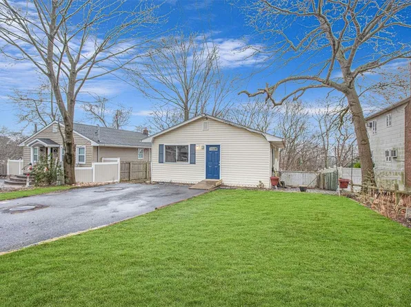 12 Falcon Court, Farmingville, NY 11738