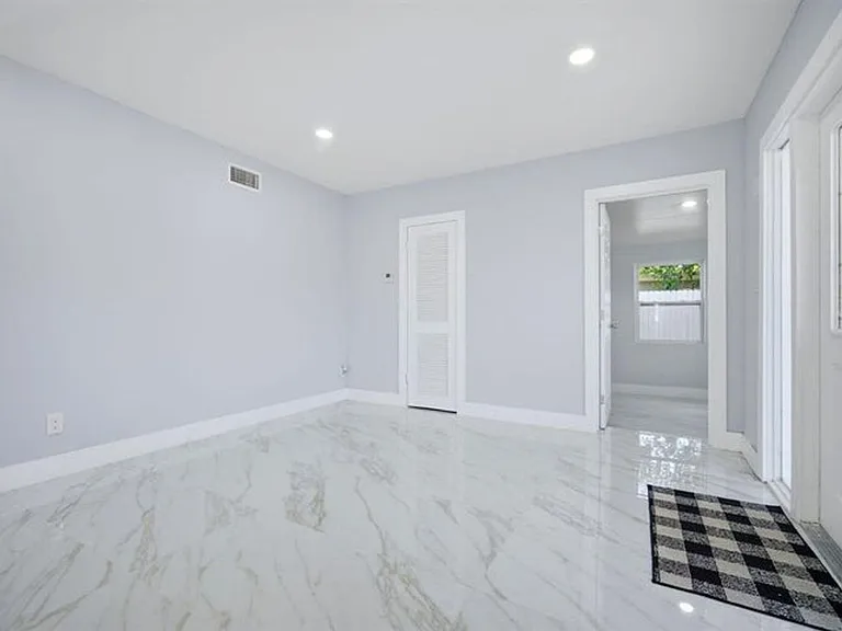 1517 NE 53rd Ct — Photo 4