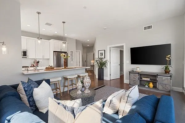 2 bed, 1054 sqft, $3,495 — Photo 4