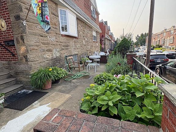 2nd image of 1214 Hale St